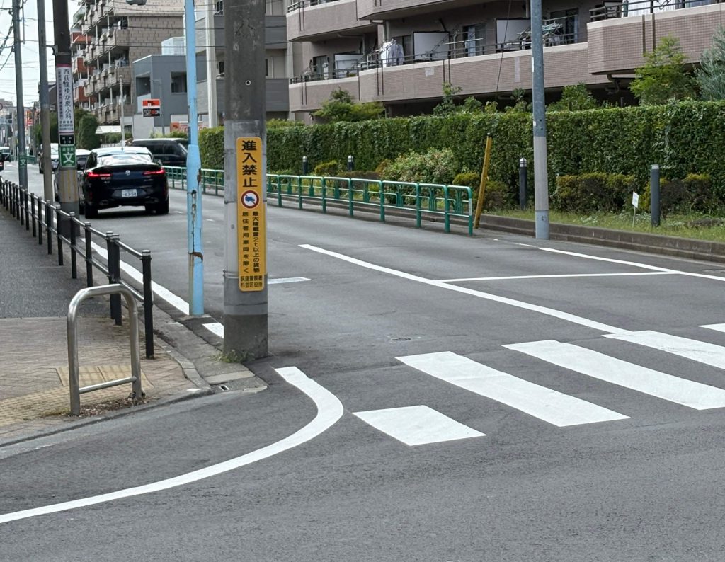 大型車両進入禁止の看板を設置（複数）