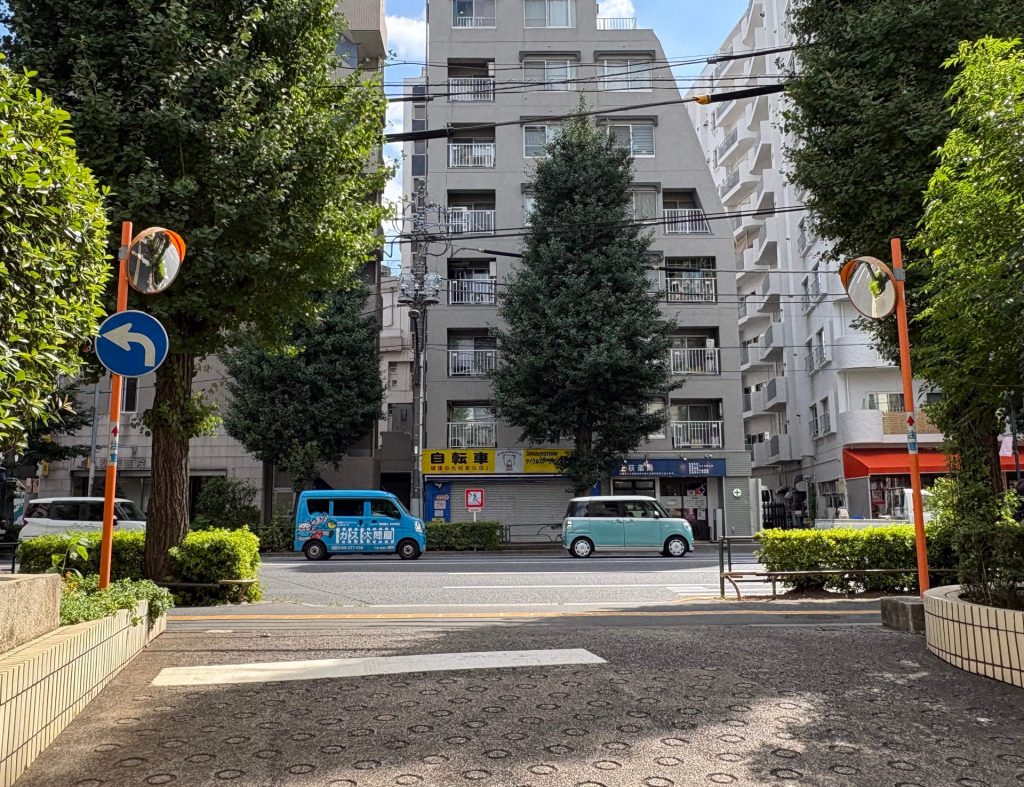 勤労福祉会館出口にカーブミラー設置