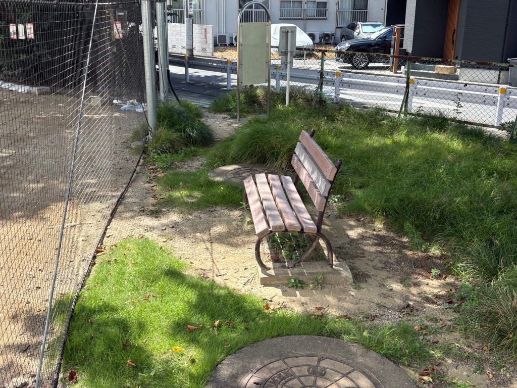 都営住宅４丁目アパート広場にベンチ設置