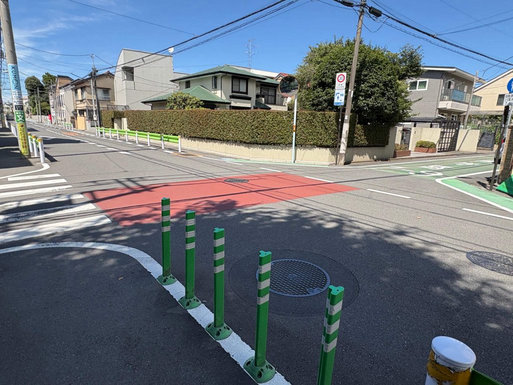 交差点にカラー塗装